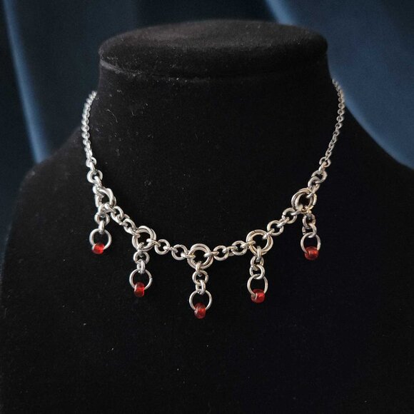 Gothic medieval red chain mail necklace with a small silver chain - Picture 8 of 8
